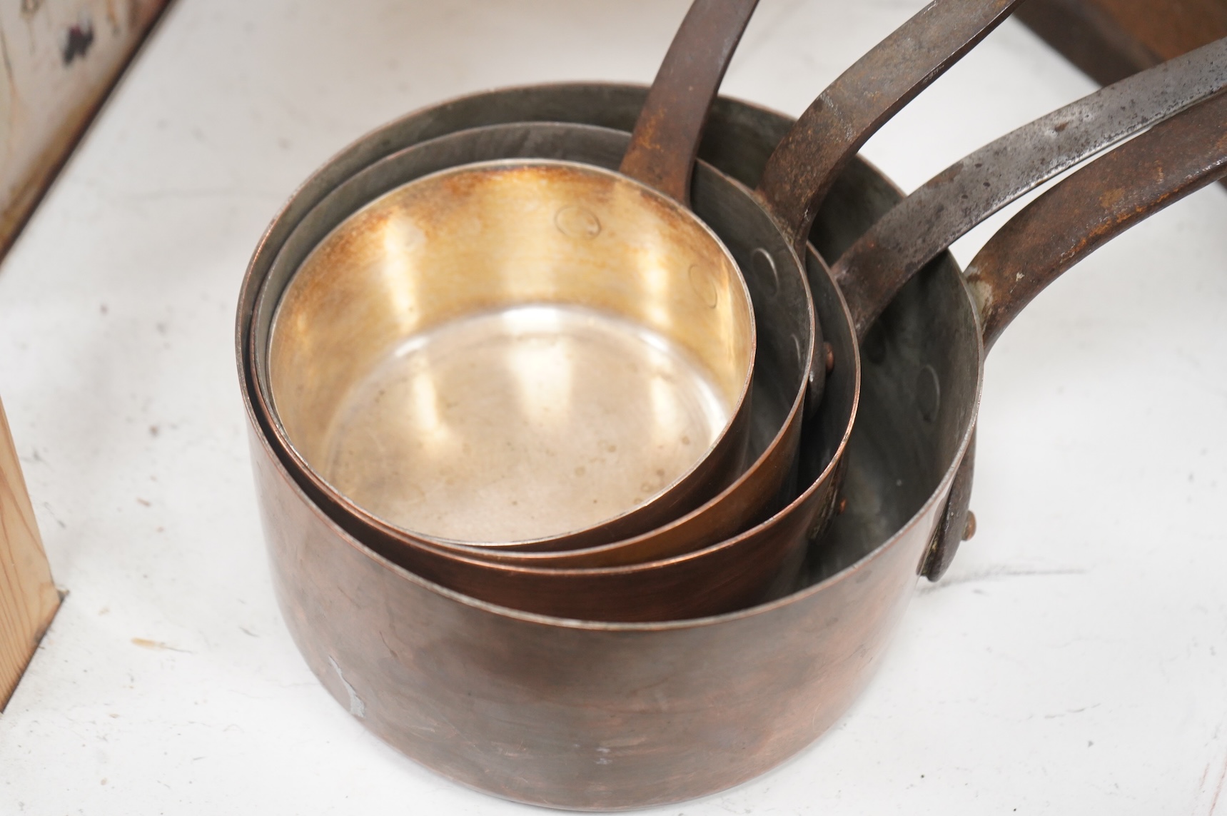 A graduated set of 4 saucepans and a hanging rack- 70 cm wide